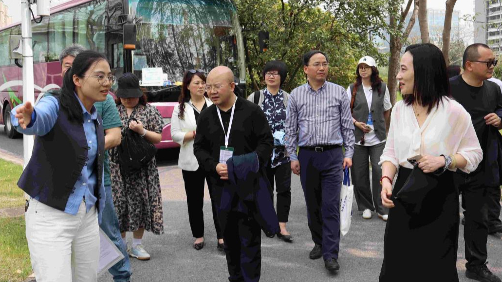 四川省高校后勤协会物业与绿化专业委员会 赴复旦大学调研学...